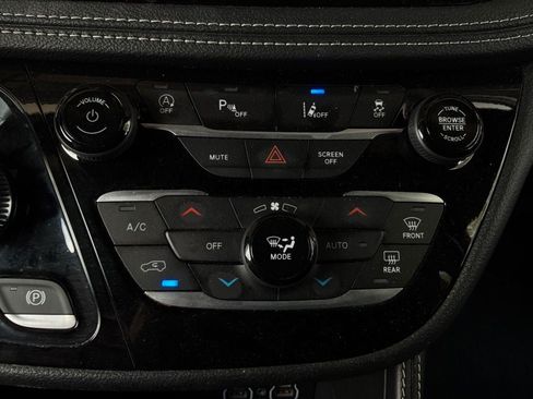 Used 2025 Chrysler Pacifica Limited FWD image 39