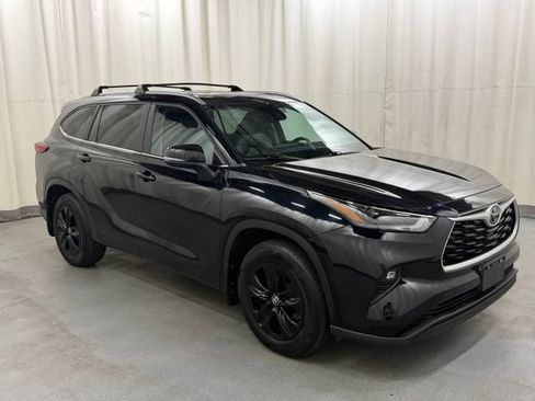 Used 2023 Toyota Highlander XLE AWD/4WD image 1