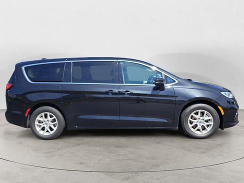 Used 2023 Chrysler Pacifica Touring-L FWD image 2