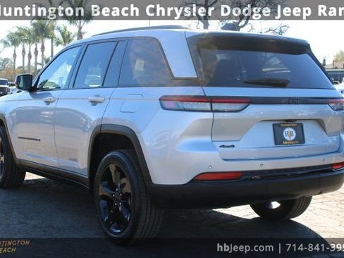 Used 2023 Jeep Grand Cherokee Altitude image 3