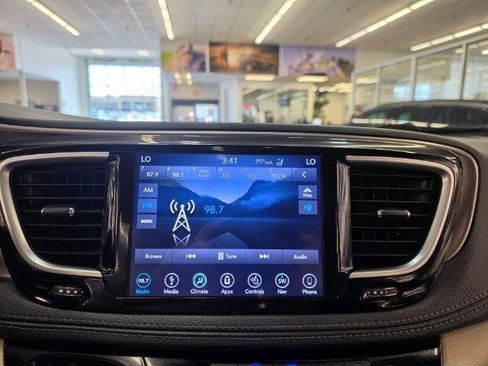 Used 2018 Chrysler Pacifica Limited w/ Tire & Wheel Group FWD image 18