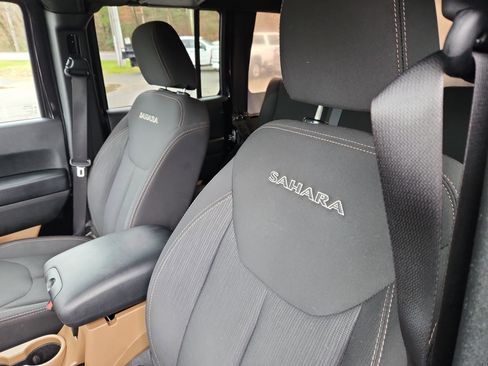 Used 2017 Jeep Wrangler Unlimited Sahara w/ Connectivity Group image 25