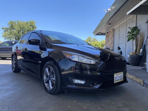 Used 2018 Ford Focus SE w/ SE Appearance Package FWD image 3