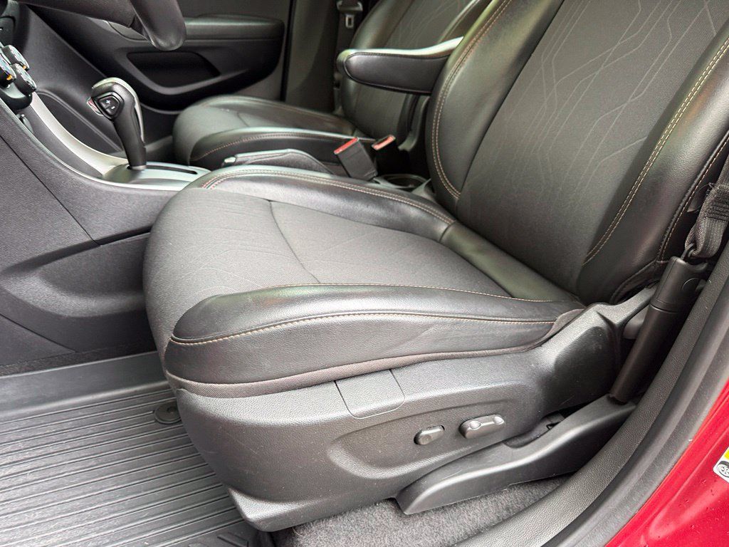 Used 2020 Chevrolet Trax LT w/ Driver Confidence Package FWD image 19