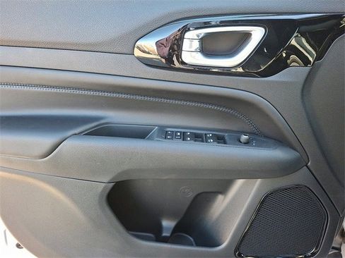 New 2026 Jeep Compass Latitude image 8