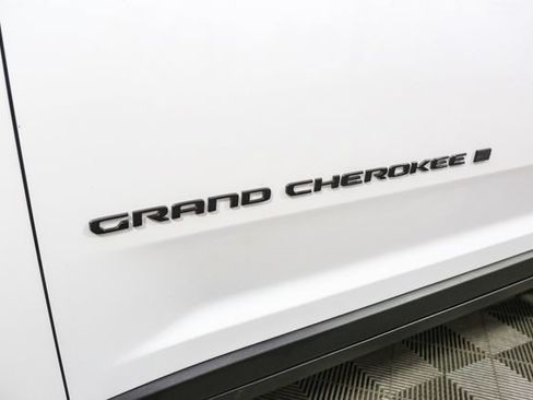 Used 2023 Jeep Grand Cherokee Altitude AWD/4WD image 7