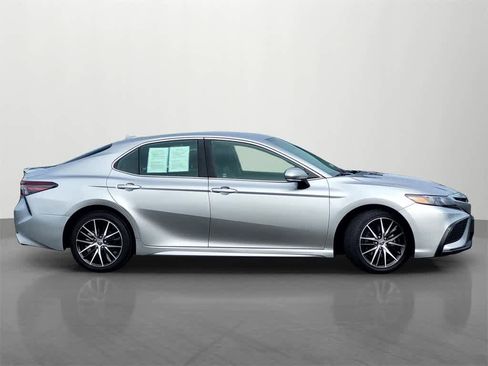 Used 2024 Toyota Camry SE image 7