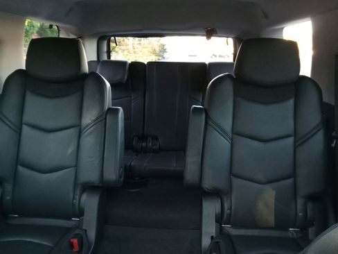 Used 2020 Cadillac Escalade Luxury w/ LPO, Radiant Package image 20