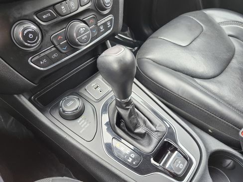 Used 2019 Jeep Cherokee Overland AWD/4WD image 35