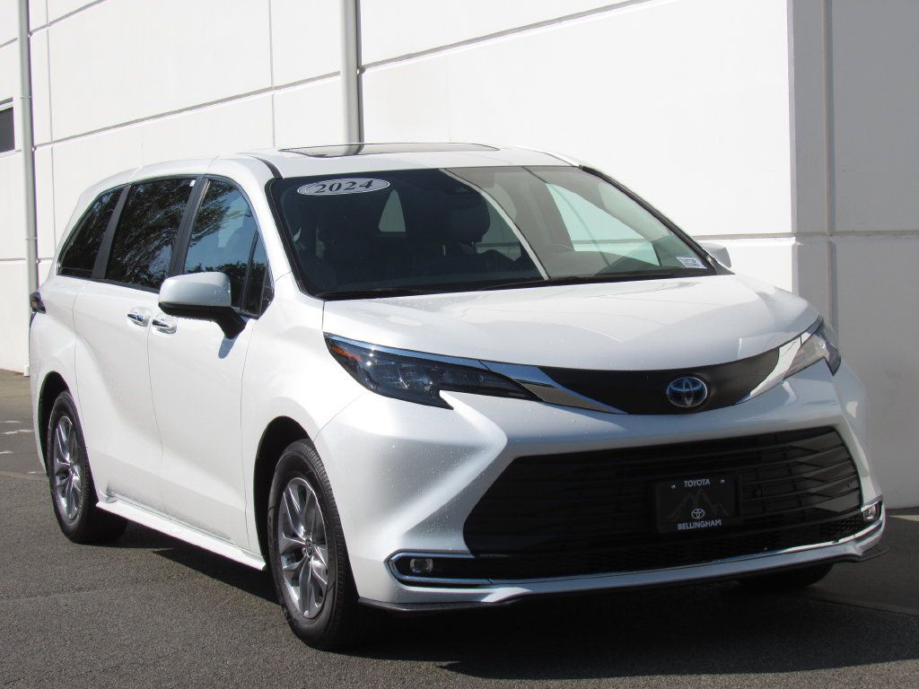Certified 2024 Toyota Sienna XLE FWD image 2