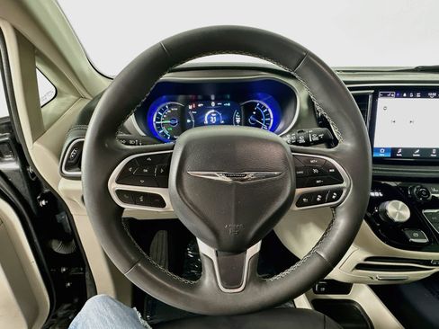 Used 2023 Chrysler Pacifica Touring-L FWD image 12