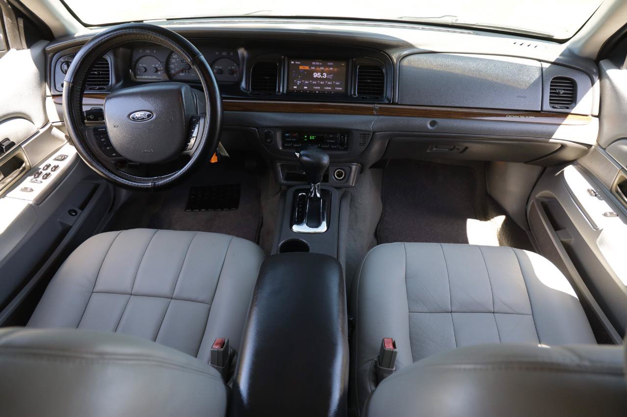 Used 2005 Ford Crown Victoria LX RWD image 2