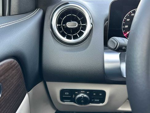 Used 2026 Mercedes-Benz GLB 250 4MATIC image 32