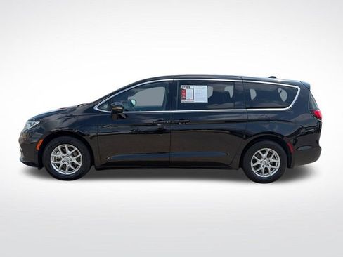 Used 2025 Chrysler Pacifica Select FWD image 3