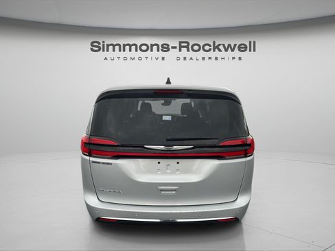 Used 2024 Chrysler Pacifica Touring-L FWD image 4