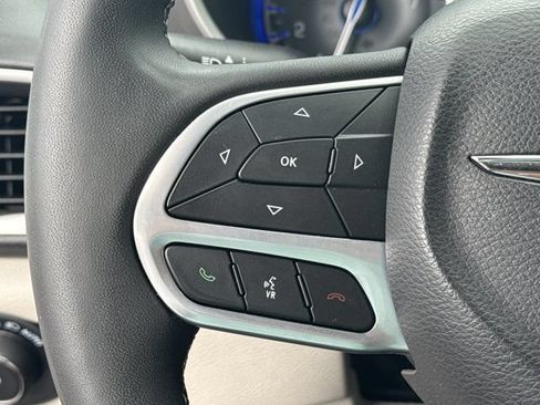 Used 2023 Chrysler Pacifica Touring-L FWD image 30