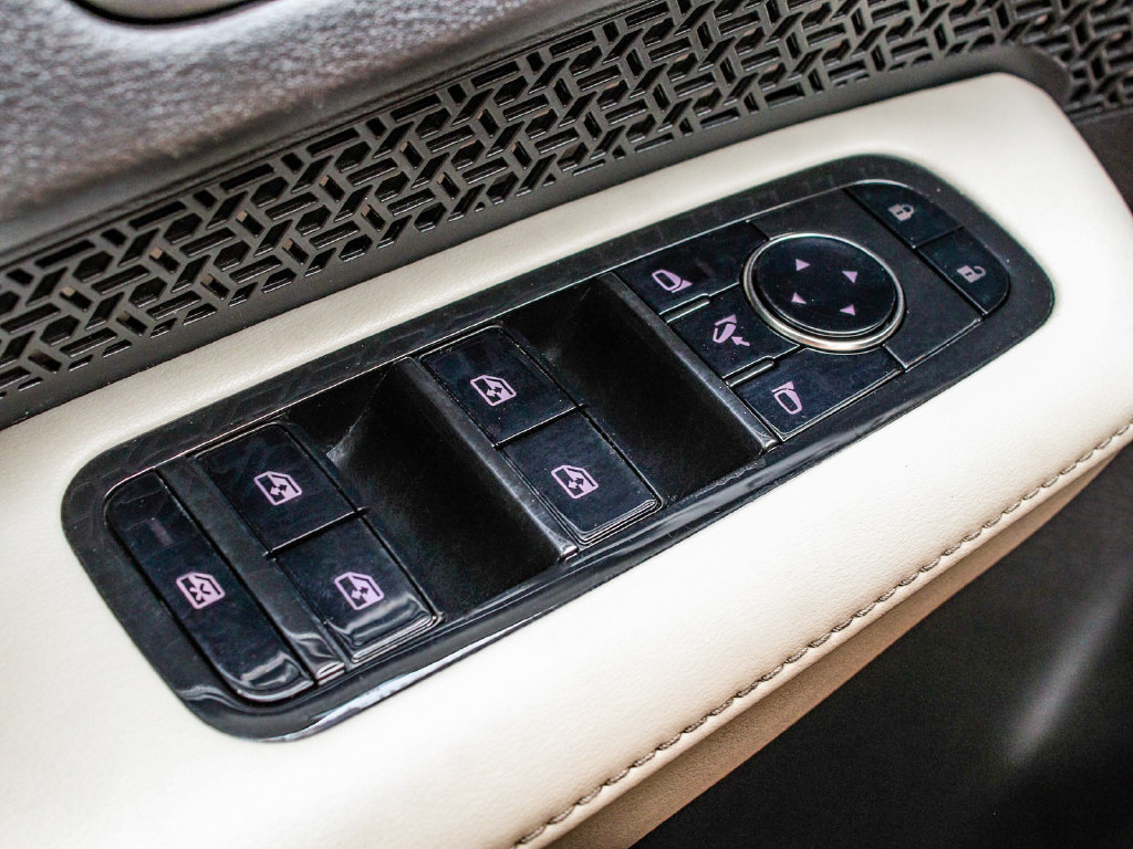 Used 2023 Nissan Ariya AWD image 10