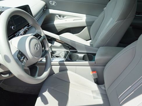 Used 2025 Hyundai Elantra Hybrid FWD image 18