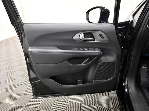 Used 2025 Chrysler Pacifica Select FWD image 13