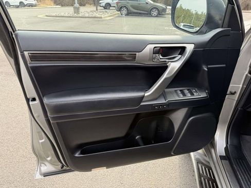 Used 2023 Lexus GX 460 Premium w/ Premium Package image 12