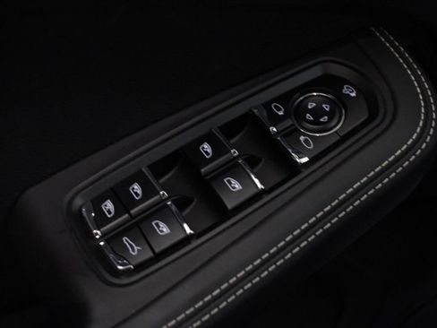 Certified 2025 Porsche Macan AWD/4WD image 15