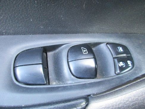 Used 2016 Nissan Rogue SV w/ SV Premium Package image 16