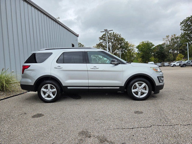 Used 2017 Ford Explorer XLT AWD/4WD image 7
