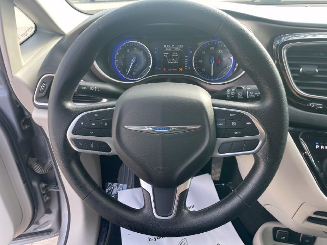 Used 2019 Chrysler Pacifica Touring Plus w/ Tire & Wheel Group FWD image 25