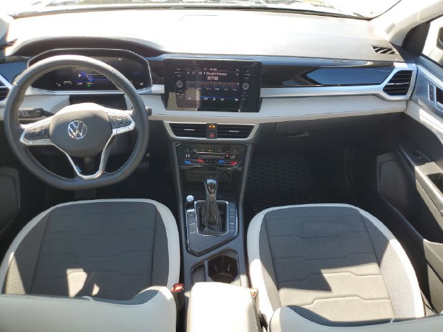 Certified 2025 Volkswagen Taos SE w/ Panoramic Sunroof Package FWD image 9