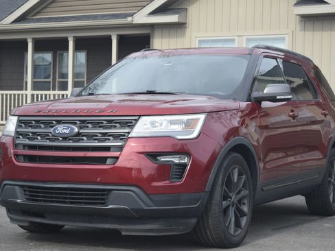 Used 2018 Ford Explorer XLT w/ Equipment Group 202A FWD image 1