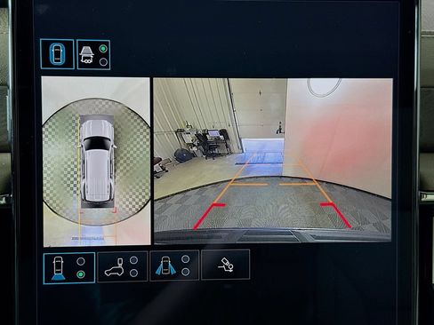 Used 2025 GMC Yukon Denali w/ Advanced Technology Package AWD/4WD image 13