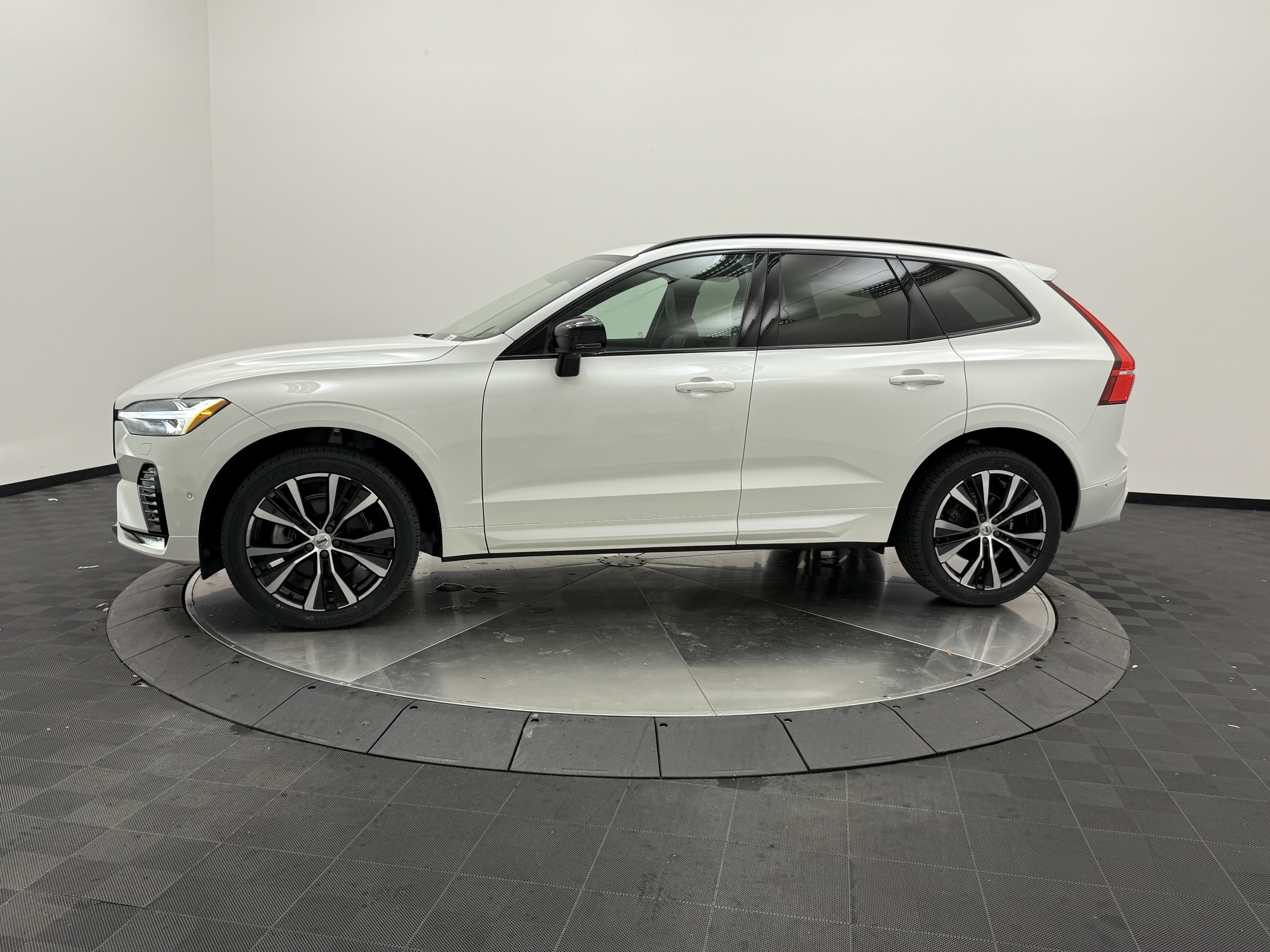 Certified 2024 Volvo XC60 B5 Plus w/ Protection Package Premier AWD/4WD image 4