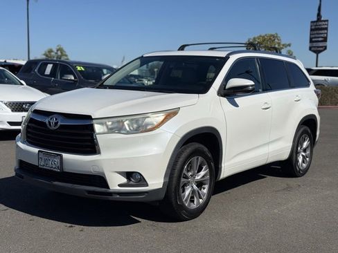 Used 2015 Toyota Highlander XLE image 2