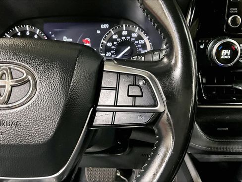 Used 2020 Toyota Highlander XLE image 25