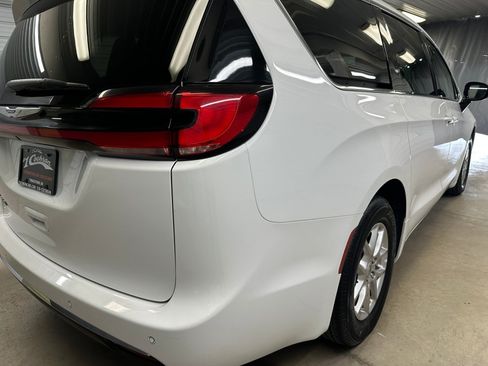 Used 2024 Chrysler Pacifica Touring-L FWD image 24