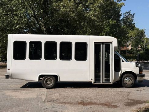 Used 2023 GMC Savana 3500 w/ Shuttle Bus Package RWD image 2