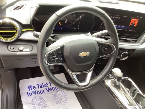 Used 2024 Chevrolet Trax LT w/ Sunroof Package FWD image 17