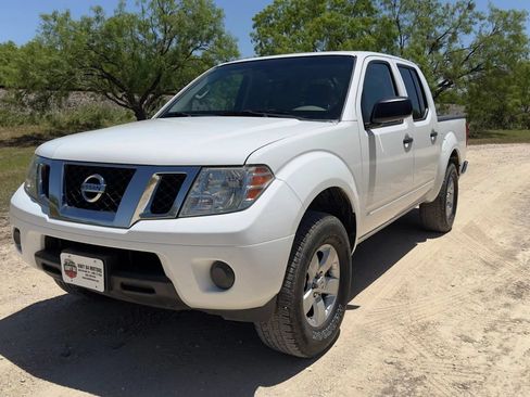 Used 2012 Nissan Frontier SV RWD image 2