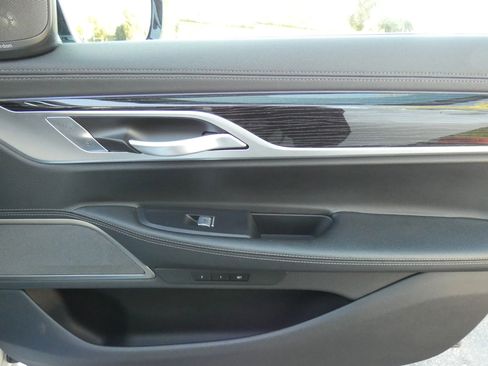 Used 2022 BMW 745e xDrive image 35