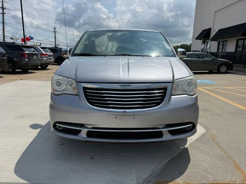 Used 2013 Chrysler Town & Country Limited w/ Luxury Group FWD image 4