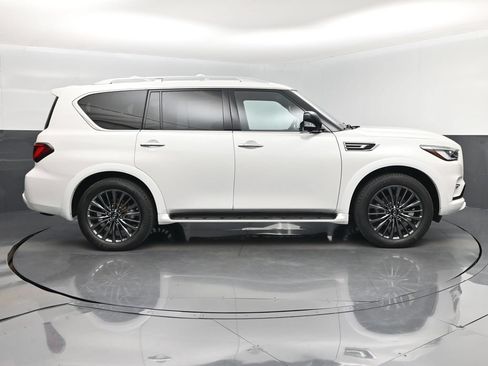 Used 2024 INFINITI QX80 Sensory AWD/4WD image 2