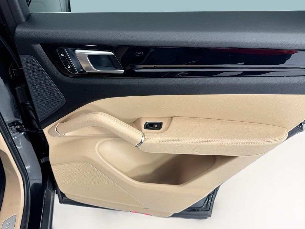Certified 2023 Porsche Cayenne AWD/4WD image 27