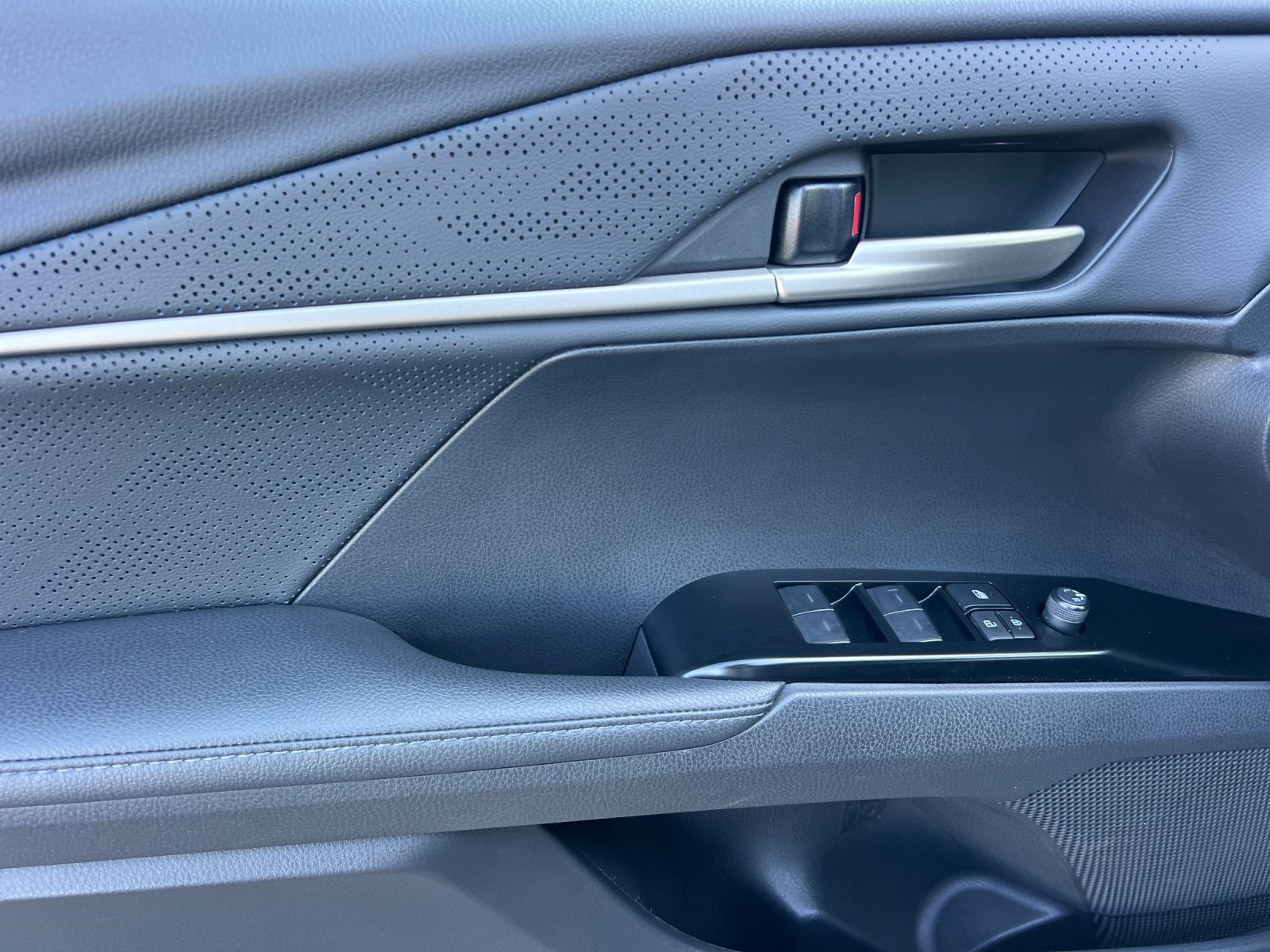 Used 2025 Toyota Camry XSE FWD image 10