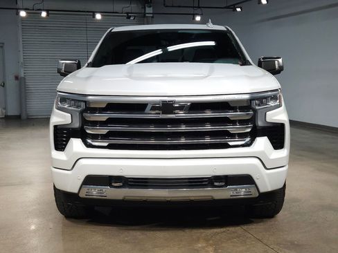 Used 2025 Chevrolet Silverado 1500 High Country w/ Technology Package AWD/4WD image 2