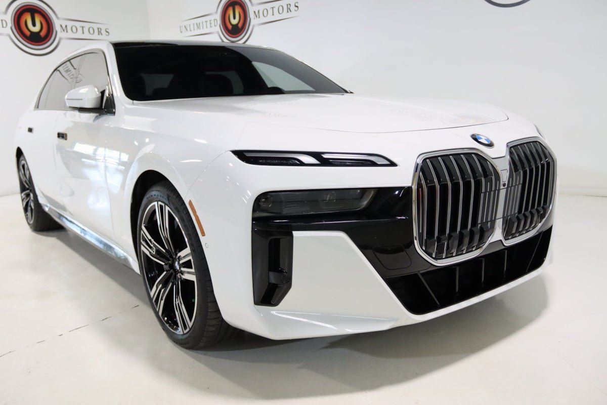Used 2023 BMW 760i xDrive AWD/4WD image 27