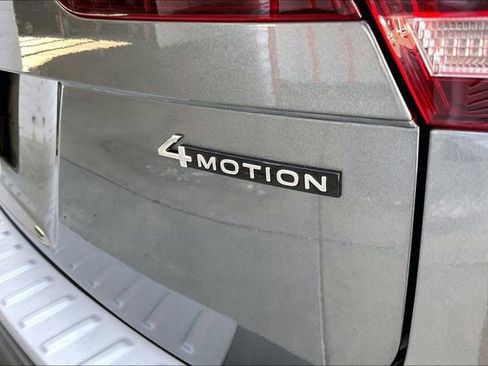 Used 2022 Volkswagen Tiguan SE w/ Panoramic Sunroof Package image 7