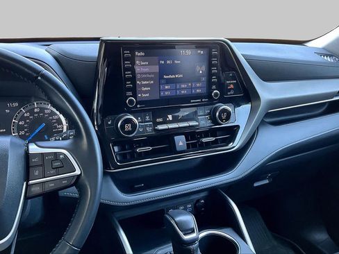 Used 2022 Toyota Highlander XLE AWD/4WD image 4