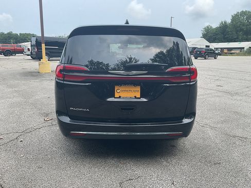 Used 2024 Chrysler Pacifica Touring-L FWD image 6