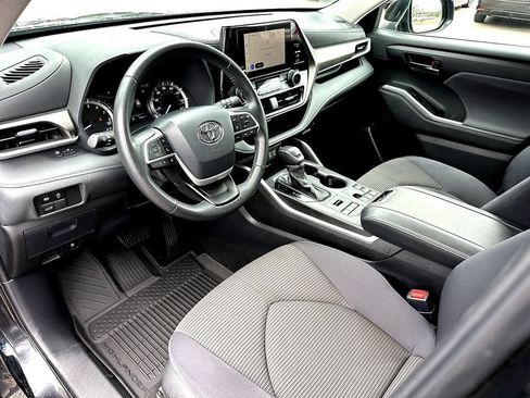 Used 2024 Toyota Highlander LE AWD/4WD image 13