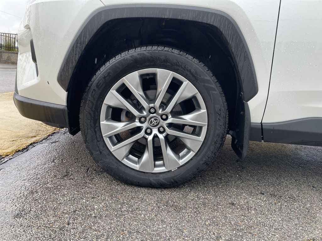 Certified 2022 Toyota RAV4 XLE Premium AWD/4WD image 9